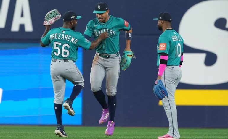  Big Dumper leads Mariners to win over Blue Jays in MLB playoffs