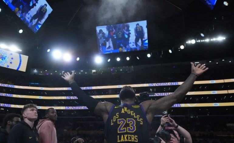  Lakers dust Jazz in LeBron’s return, but potential concern emerges