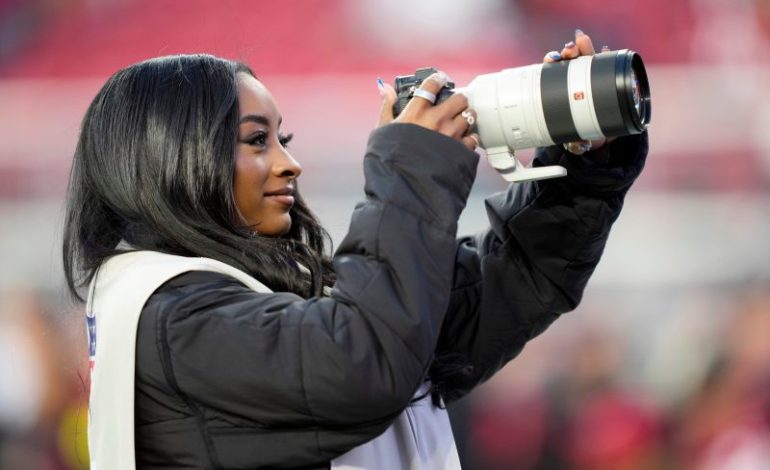  Simone Biles suits up as NFL photographer during 49ers-Bears thriller