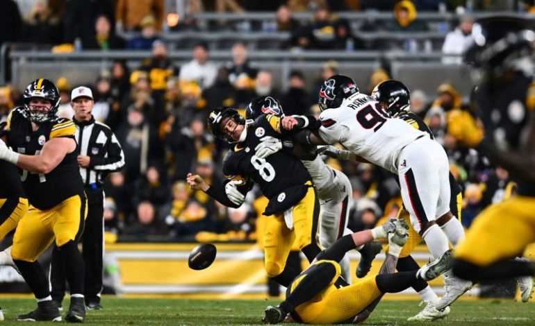  Texans stifle Steelers, ignites offseason of Rodgers speculation