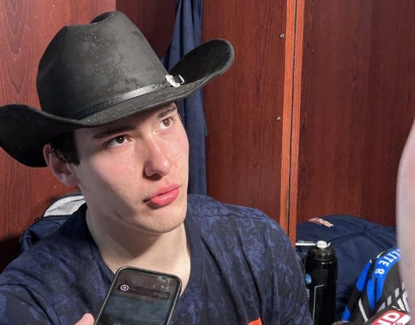  David Mirkovic celebrates Illinois’ Final Four berth with Texas accessory